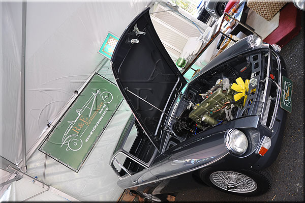 R&E Restaura��es | XVI Encontro Paulista de Autos Antigos - �guas de Lind�ia - SP - junho 2011 - MG C GT, ano 1969, em restaura��o, exposto no stand da Private Collections